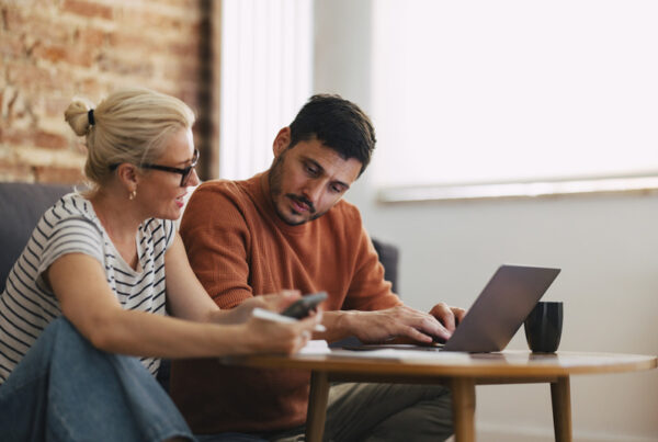 matrimonio estudiando prestamos con garantia hipotecaria
