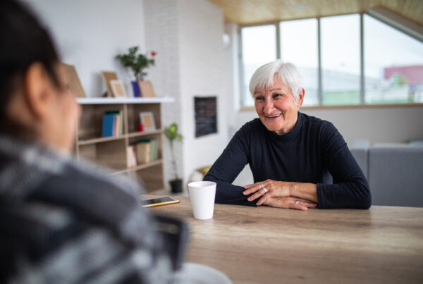 Mujer mayor investigando opciones de prestamos para pensionistas