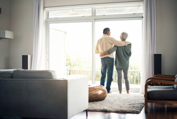 Pareja mayor felizes despues de descubrir prestamos para pensionistas con asnef