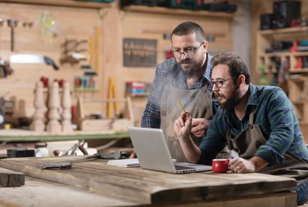 Emprendedores buscando financiacion para su taller