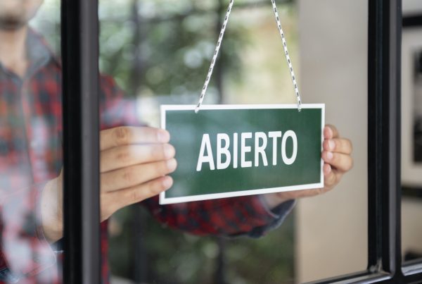 Hombre abriendo un negocio