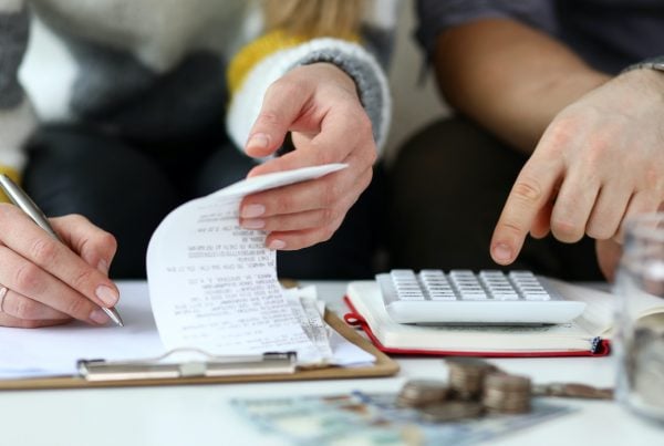 Pareja calculando intereses de su prestamo