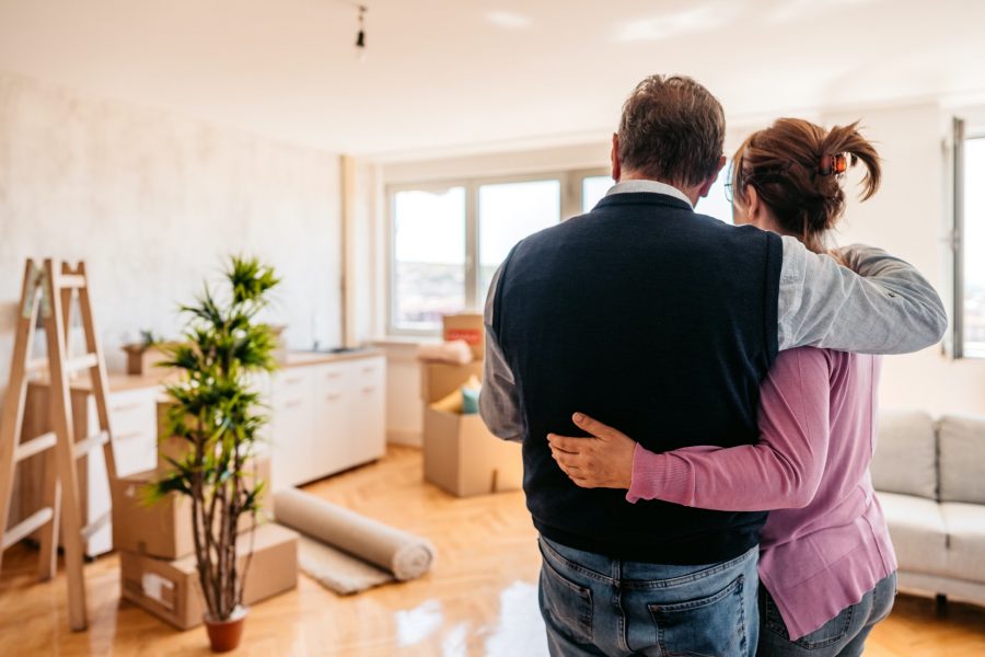 Pareja contemplando la reforma de su vivienda