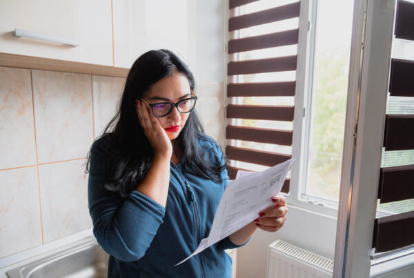Mujer pensando en la mejor manera de conseguir el levantamiento de embargo hacienda