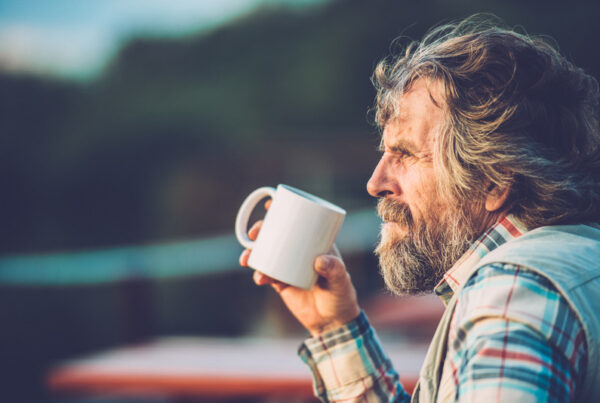 Hombre bebiendo un café y pensando en un préstamo de capital privado solo con nómina