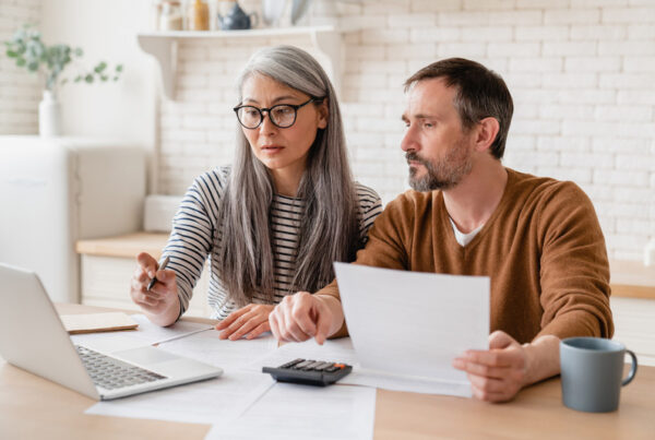 Pareja consultando las diferentes garantías para préstamos