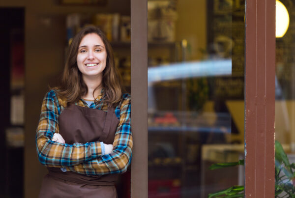Empresaria contenta por haber conseguido un préstamo para emprendedores