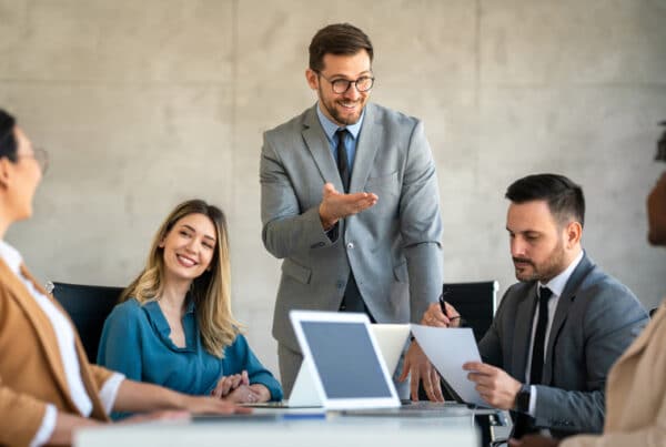 Prestamista privado con su equipo profesional en la oficina