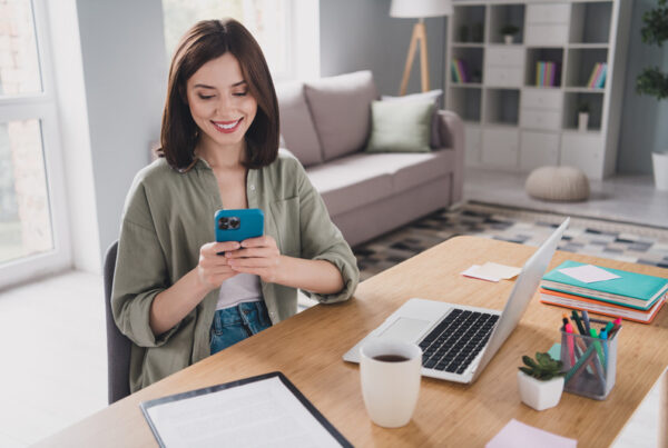 Mujer contratando un préstamo 20000 euros online con su teléfono