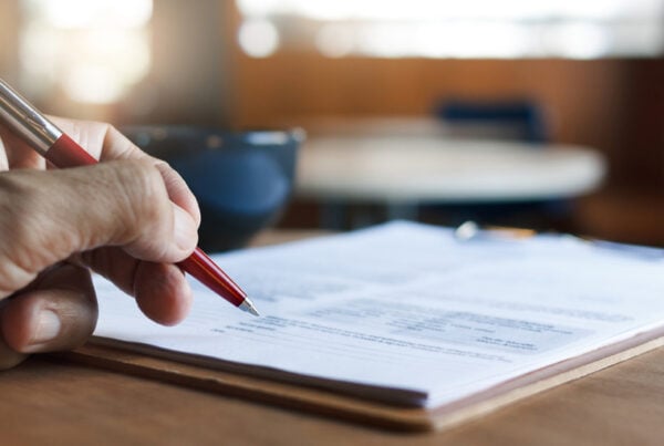 Hombre calculando una amortización de préstamo