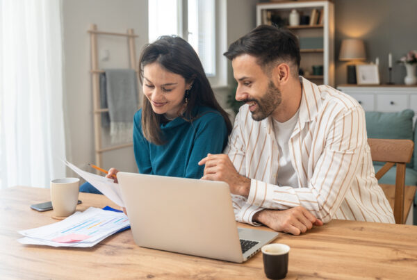 Pareja joven consultando diferentes préstamos a largo plazo online