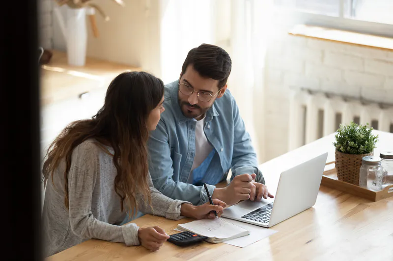 Pareja en casa calculando el coste de una hipoteca