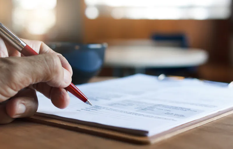 Primer plano de una persona firmando un préstamo de capital privado solo nomina