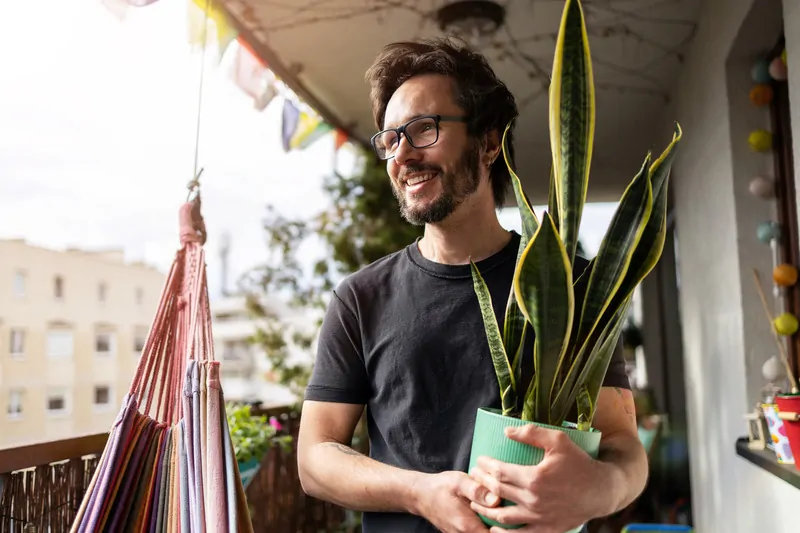 Chico joven feliz por haber conseguido prestamos con asnef y sin nomina